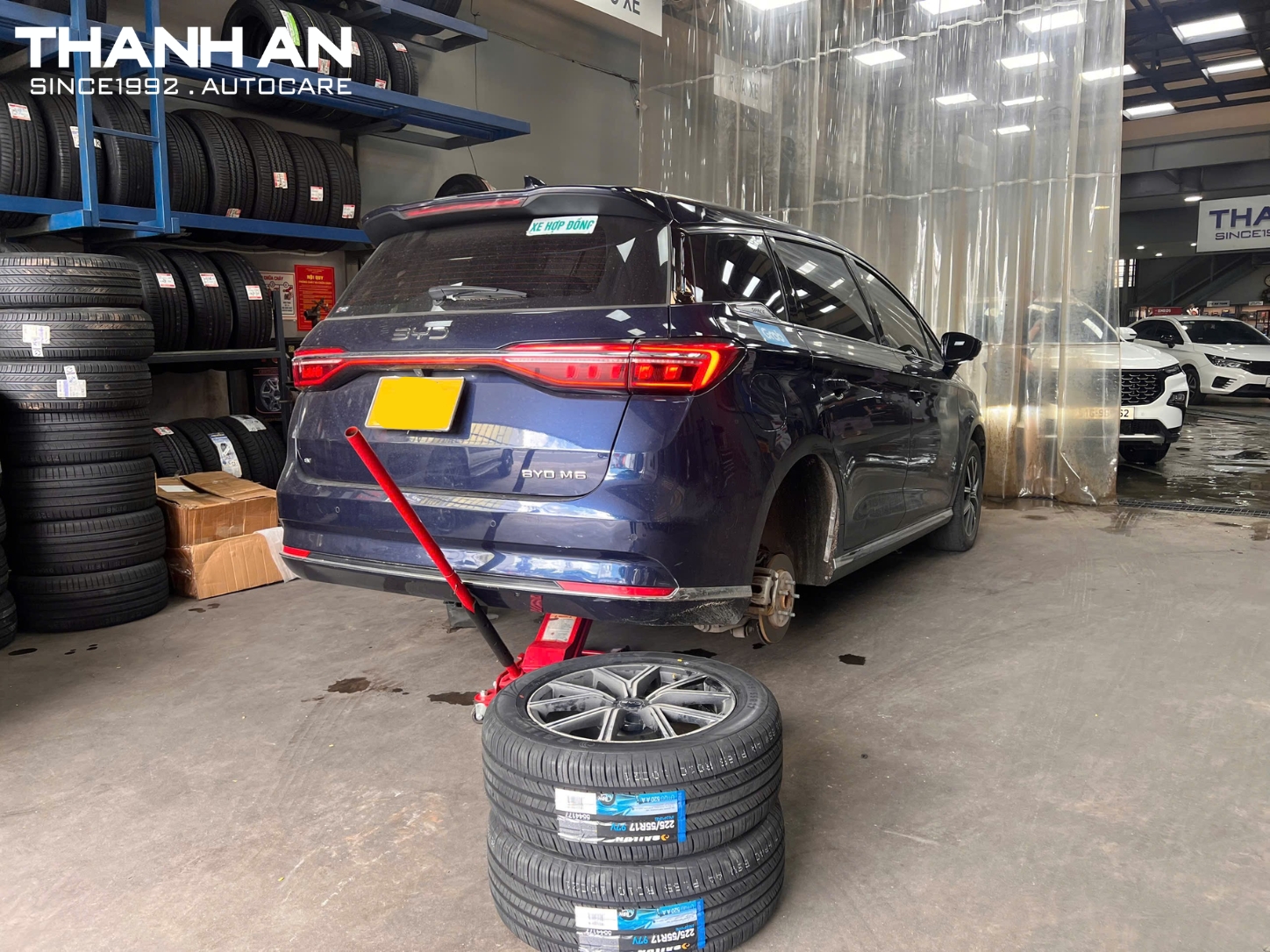 Hình ảnh thực tế xe byd m6 đang thay lốp ô tô Sailun 225/55R17 tại Thanh An Autocare